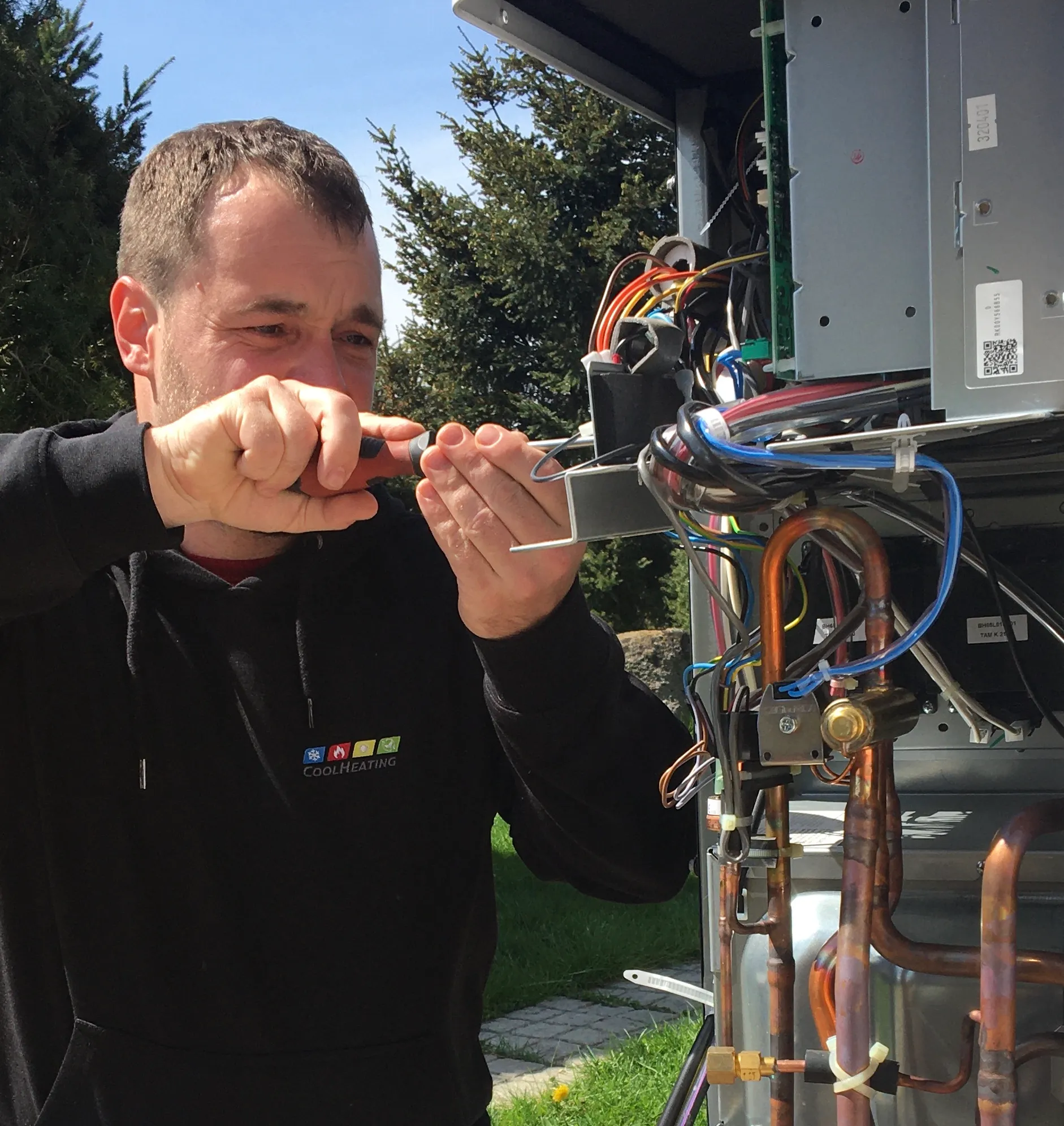 Technik CoolHeating při servisní práci na tepelném čerpadle